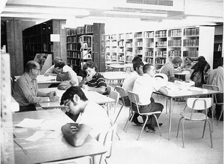 图书馆里的SJC学生.